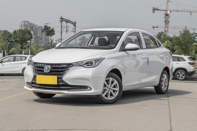 体验长安悦翔入门版，售价仅5.19万，油耗5.4L，外观好看又实惠