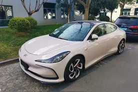 智己L6实车现身街头，具备“横着走，原地挪”功能，目标小米SU7图片