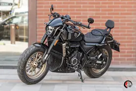 27188元，500cc双缸巡航+复古圆灯，无极CU525旅行版静态测评图片