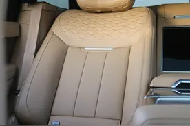 25款路虎揽胜盛世加长落地，后排座椅先给他升级成高配行政5变4！图片