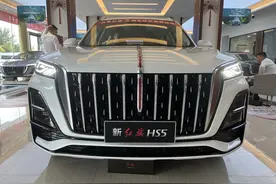SUV建议买中型的，看看新红旗HS5，配置丰富，舒适宽敞，店内实拍图片