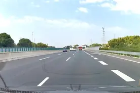 高速上跑到100算龟速吗？为何还有司机滴滴我，喵哥告诉你原因图片