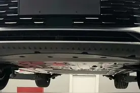 “窥底”秦L的底盘：电池变小/悬架均为钢制，有较大的降价空间！图片