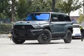 仰望U8真正的对手，配四电机4.2秒可破百，造型霸气，实拍猛士917图片