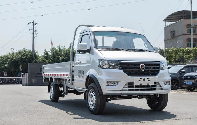 金杯金卡正式上市，共推出8款车型，起售价4.39万元