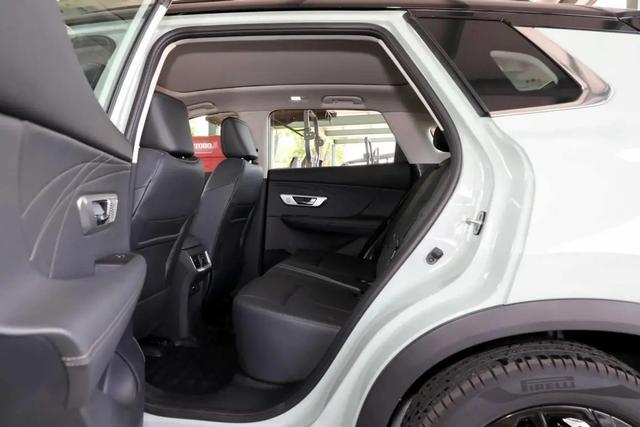 �����춯SUV�³�Ա������𩼫�춯�棬ͽ��������������ʵ����