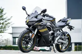 补齐颜值短板，配置一步到位——无极250RR竞技版试驾图片