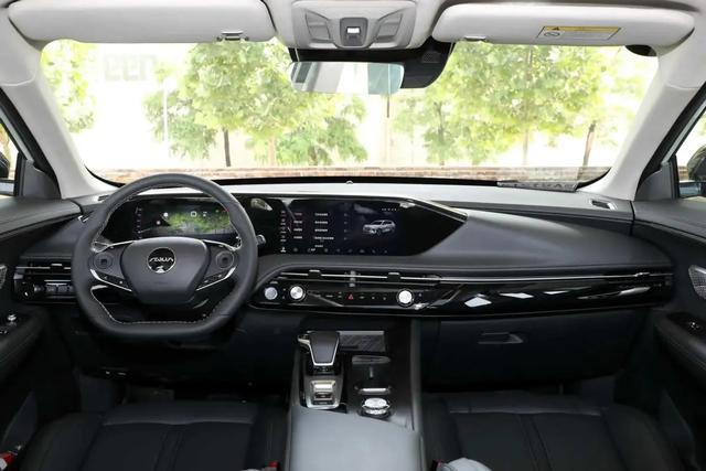 �����춯SUV�³�Ա������𩼫�춯�棬ͽ��������������ʵ����