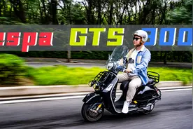 一台Vespa，加100块钱油，获得女神同款快乐。图片