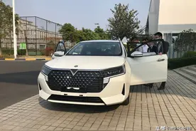 启辰D60 PLUS现身，配轩逸动力，居然还挂上了日产车标？图片