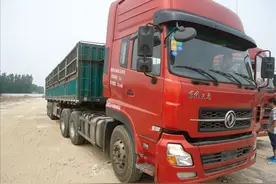 大货车启动后，司机为什么要轰一阵油门才起步呢？图片