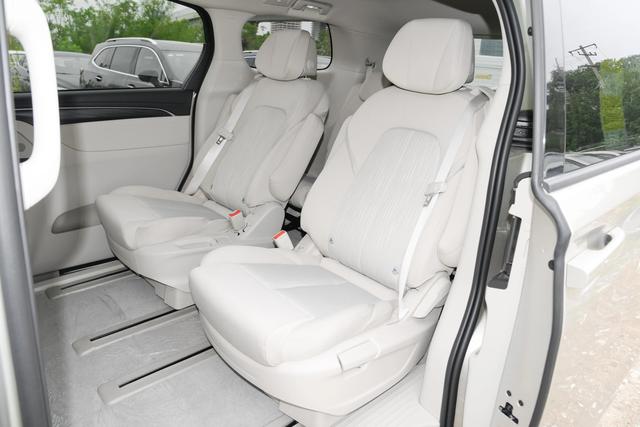 别克GL8,2.0T+9AT组合,7座椅布局,25.89万起