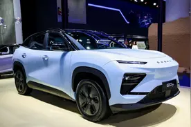 都能一键躺平，十万级到百万级车型的零重力座椅有何不同图片