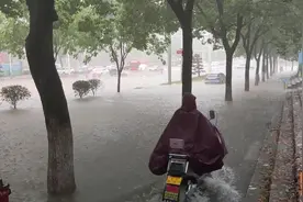 台风暴雨肆虐到处被淹，给你总结一些开车技巧，关键时候能救命图片