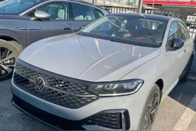 新款大众朗逸实车曝光：人送外号“小帕萨特”，或于5月11号上市图片