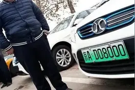 蓝的绿的都有，国内电车车牌太丑？来看看国外新能源车牌长啥样图片