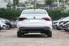 大众终于厚道了！降到9万多，动力全部带“T”，油耗6L，家用首选图片