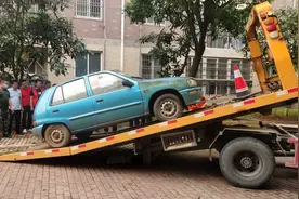 路边的僵尸车：卖废铁也有几千块，车主真的不要了吗？图片
