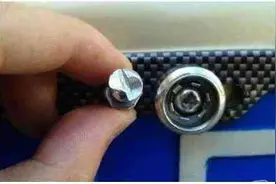 为什么车牌位置只有两个孔，却要装四个螺丝钉？图片