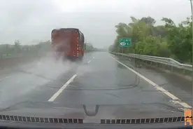跑高速遇到暴雨，做错了很危险，喵哥教你正确做法，新手学学图片
