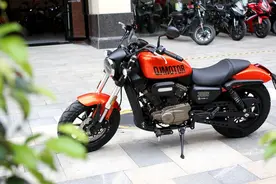 实测钱江QJMOTOR 闪300S，复古与现代的融合体，定位太子巡航车图片