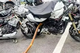 春风又一台街车被曝光，今年摩托车可谓是神仙打架了！图片