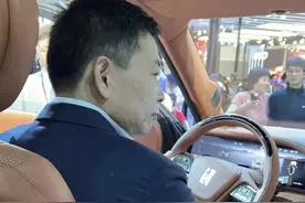 华为余承东体验仰望U8，嘴里不停说着“没想到”图片