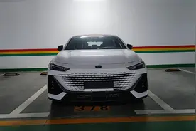 新思域接招，长安UNIV实车现身，大溜背高颜值，搭蓝鲸1.5T动力图片