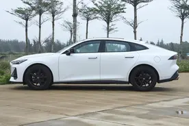 真香！尾翼+声浪+弹射 试驾长安UNI-V图片