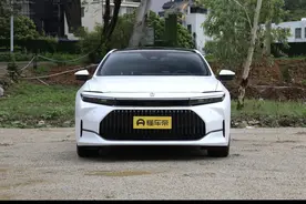 纯进口身份，和奥迪A6L同级，配2.5L混动+后驱，油耗6.21L图片