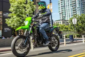 新车｜细节之处见真章，川崎KLX230SM越野滑胎尽享骑行乐趣图片
