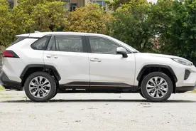 丰田终于想通了！降4万多，2.5L混动+双叉臂，油耗4.6L，家用首选图片