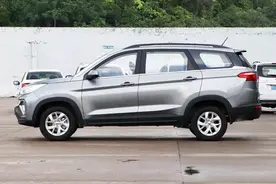 五菱宏光S3：7座MPV，搭载1.5L+99马力，配车顶行李架，适合家用图片