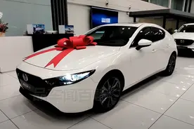 新款马自达3两厢版海外现身，熏黑格栅体积加大，配2.0L轻混动力图片