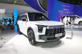 换装“GAC”车标，新增尾部工具包，广汽传祺GS8旅行者车展实拍图片