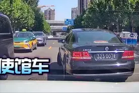 女子将车停在路中间！不挪车还叫嚣？处理结果来了!图片
