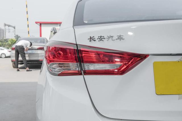 体验长安悦翔入门版，售价仅5.19万，油耗5.4L，外观好看又实惠