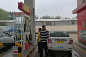 汽车加油时，“加200元”和“加满”的差距有多大？哪个更划算？图片