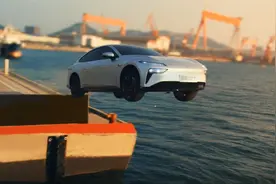 艺高人胆大，东风奕派eπ007挑战“海面飞车”，硬实力整活？图片