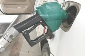 往汽油里掺水，这加油站胆子也太大了，车主应该如何避免被坑图片