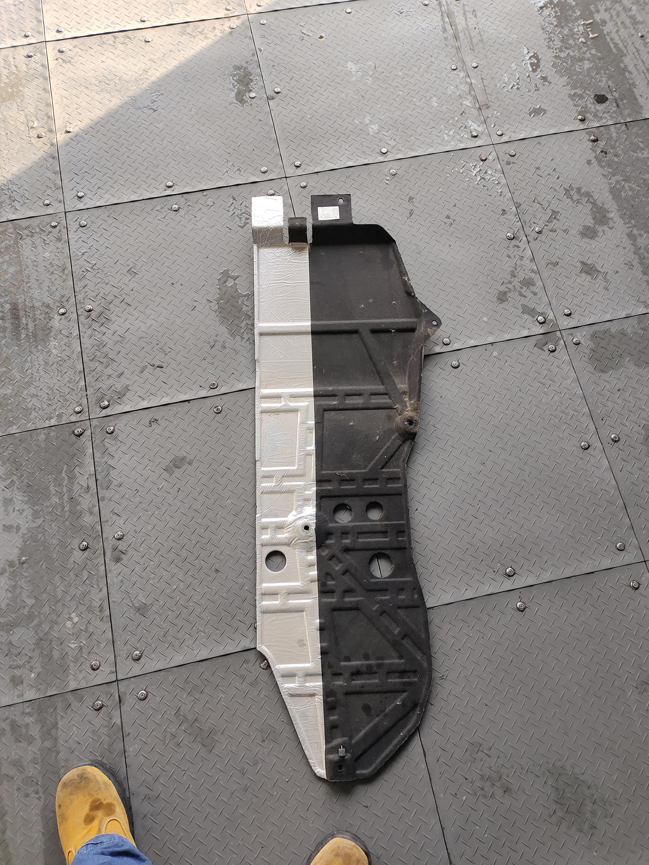 WG1664160525 Center guard panel assembly installation