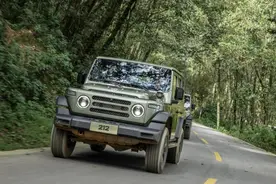 复古硬派方盒子，2.0T+8AT，可选氮气减震，试驾全新212 T01图片