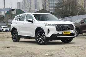 哈弗H6的后备箱空间也是相当够用图片