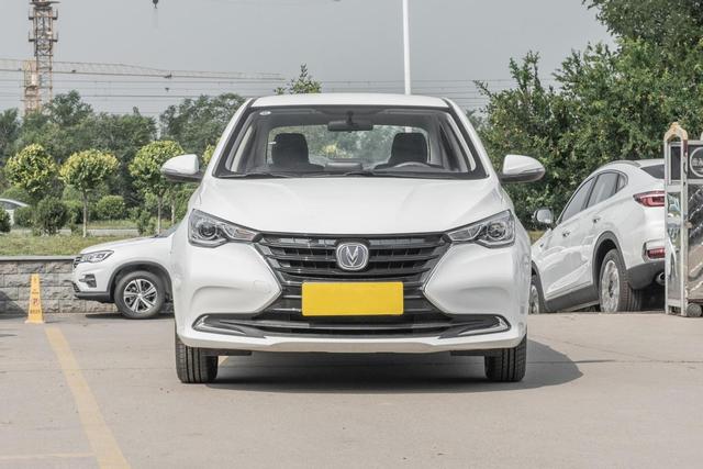 体验长安悦翔入门版，售价仅5.19万，油耗5.4L，外观好看又实惠