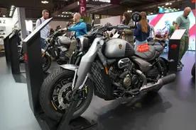 最大马力超百匹，QJMOTOR闪900亮相，又是一款V4巡航图片