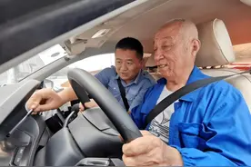 交警提示：70岁的老年人牢记这些规定，忘了会导致驾照被注销图片