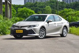 八代车型销量超100万台，B级车标杆，丰田凯美瑞值得购买吗？图片