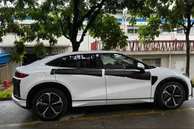 比亚迪宋L现身街头，无框车门+电动尾翼，配水晶挡把，还看极氪？图片