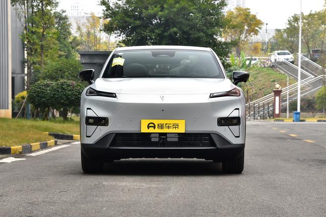 深蓝S05 620km+宁德电池+3C快充 ，对比零跑B10，6000差价值不值？