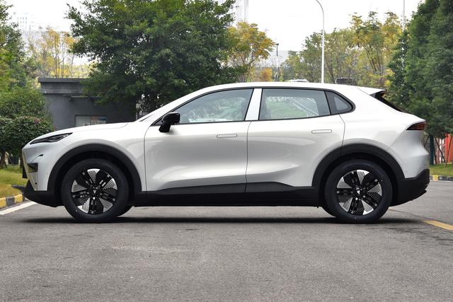 深蓝S05 620km+宁德电池+3C快充 ，对比零跑B10，6000差价值不值？